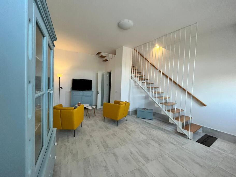 Brand New 3-level Sea View Near Beach Il-Pergla