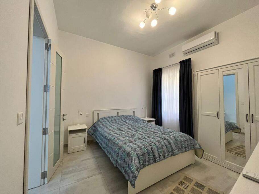 Brand New 3-level Sea View Near Beach *